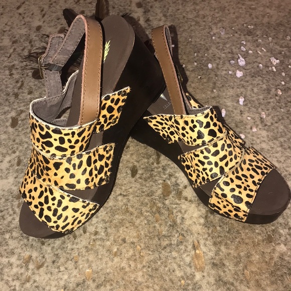 COPY - COPY - NWT Women’s Sz 8 Volatile Cheetah Wedges - Picture 3 of 3